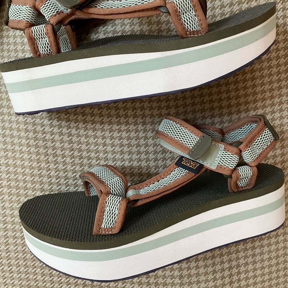 Teva Flatform universal wedge Brown and Olive Sandals. HOST PICK 🎉🎉🎉🎉